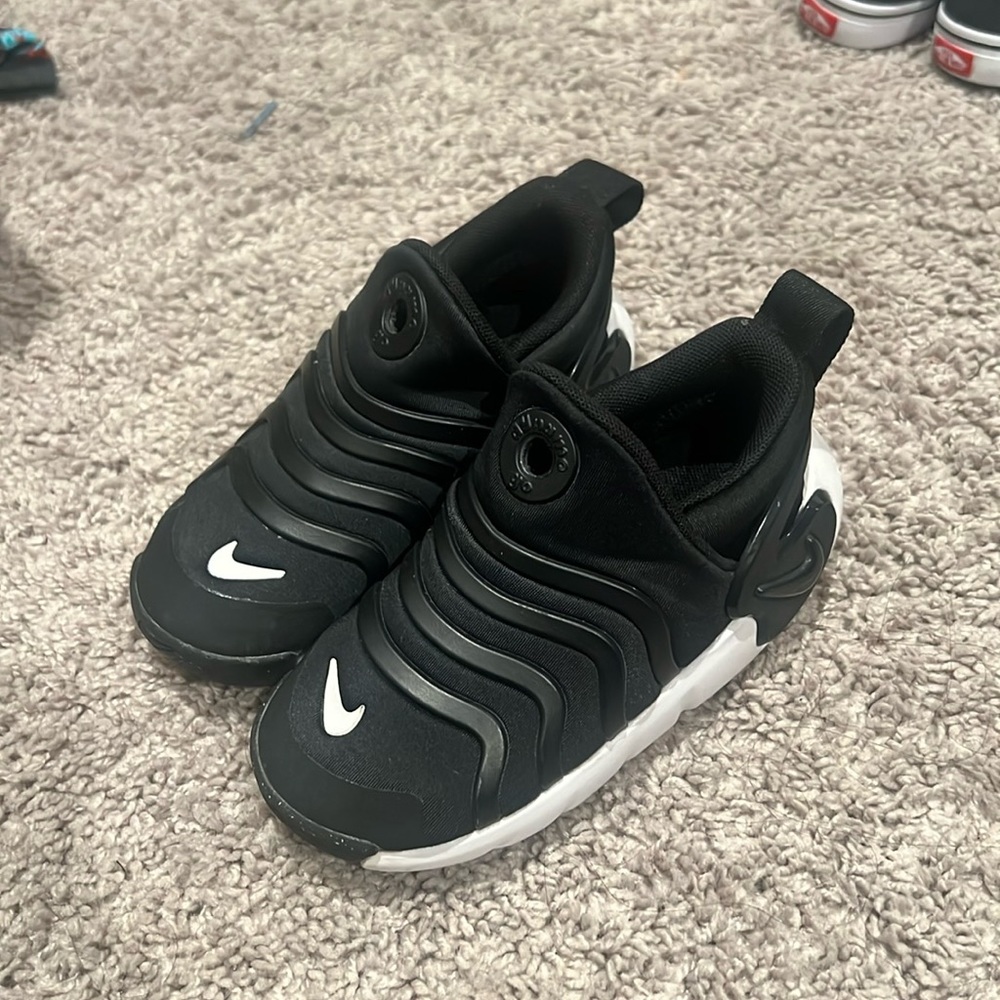 Nike Dynamo Go Flyease